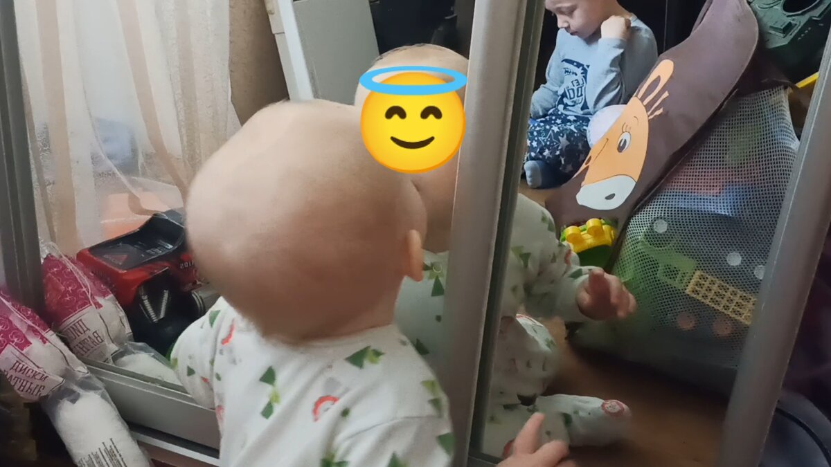 Вечный бардак, с которым пока приходится мириться, зато дети при деле... Фото автора 