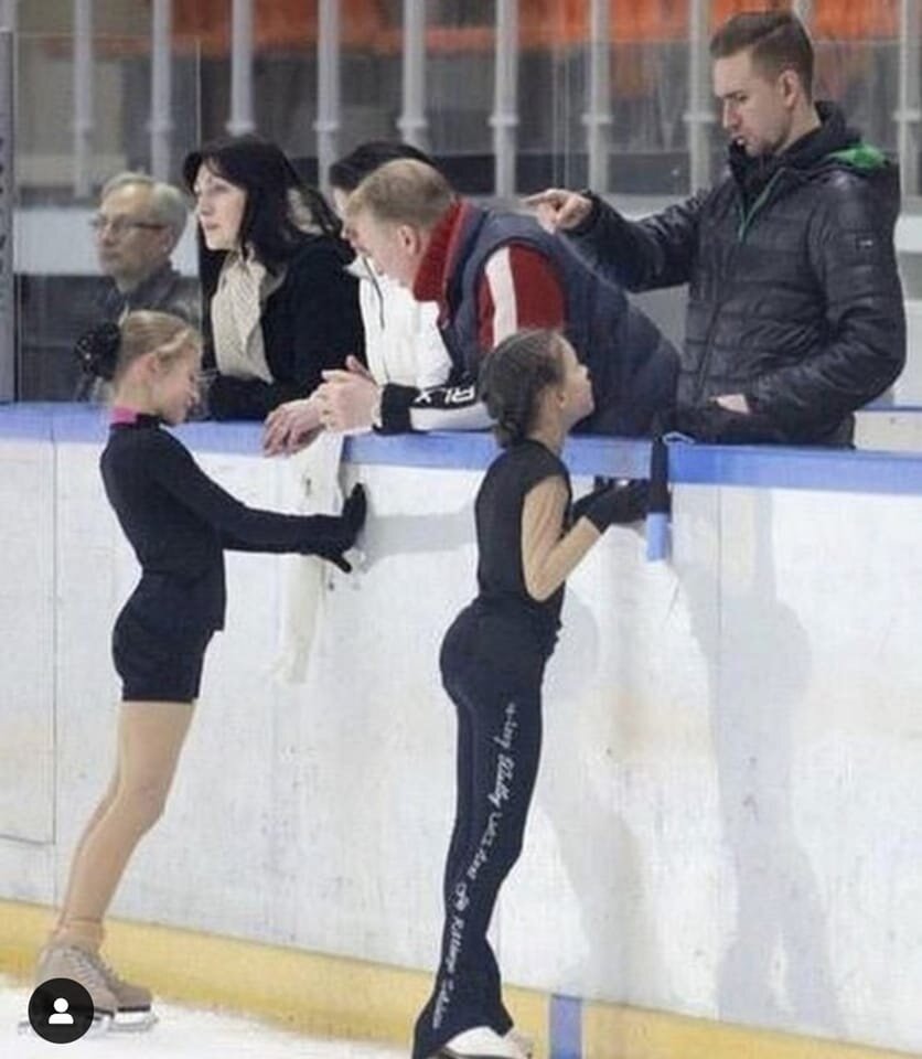 Фото из интернета. Два фигурных зайчика Саша и Аня.