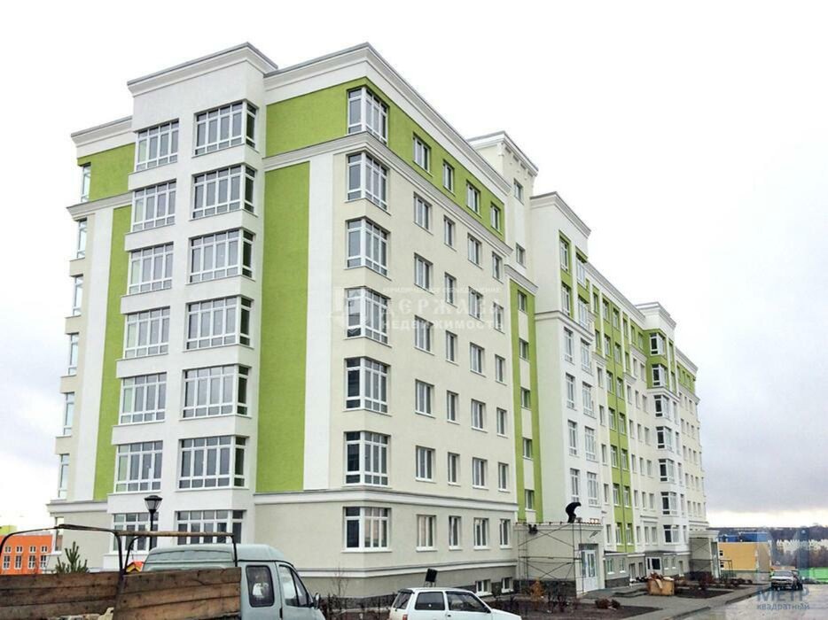 Квартира 83 кв.м. была бы в этом доме. С двумя большими панорамными окнами с торца здания