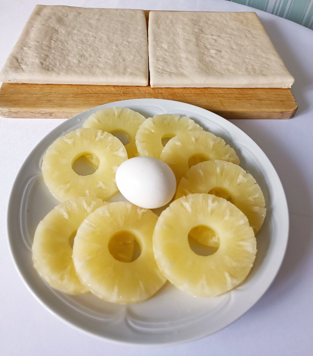Слойки с консервированными ананасами из готового слоеного теста: рецепт с фото