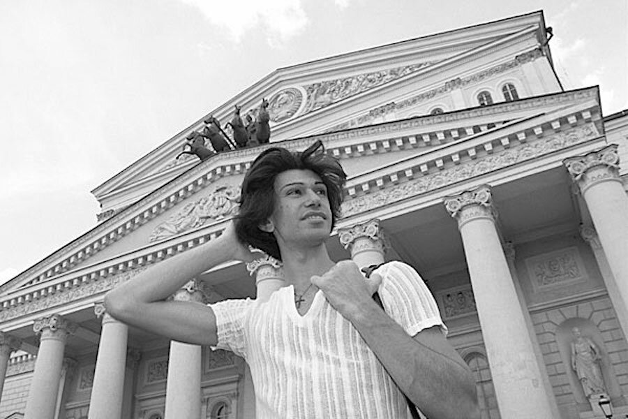 Мое появление в театре не входило ни в чьи планы, я никому не был нужен ...