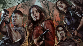 Resident Evil — 1 из редкостных игровых франшиз, коим сравнительно подфартило с полнометражными адаптациями. Хоть «Обитель зла» Пола У. С. Андерсона и взяла из первоисточника только сюжетный каркас (злая компания, лаборатория под домом, зомби, крутые коммандос), она была прочным хоррор-боевиком c замечательными, по что временам, эффектами. Ну а целый сэкономленный фансервис разом бухнули во вторую доля, также, кстати, абсолютно приемлемую. Там и Джилл Валентайн, и Немезис, и улочки Раккун-Сити, объятые огнем. Не все, на первом проекте всё точно также несокрушимая Элис в выполнении Милы Йовович, но это возможно претерпеть. А вот далее серия быстро скатилась в некую дичь, не имеющую с играми буквально ничего совместного. Здесь на поддержка пришла сама Capcom со собственными очень максимально каноничными мультами, но всё же поклонники лелеяли надежду когда-то увидать на экране истинную экранизацию Resident Evil. Эту, дабы бойцы S.T.A.R.S. бродили по дому Спенсера и открывали его наизловещие потаенны, а в продолжении молоденький Леон выносил все тяготы бы в осаждённом полицейском участке.
А Sony внезапно взяла да и исполнила эти стремления, причём все разом. Лишь только вот проделала это с аккуратностью старого человека Хоттабыча.