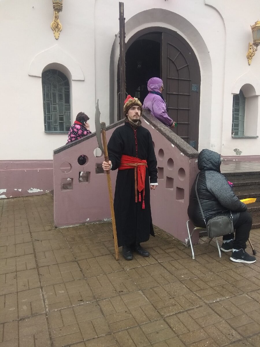 Почётный караул у врат собора