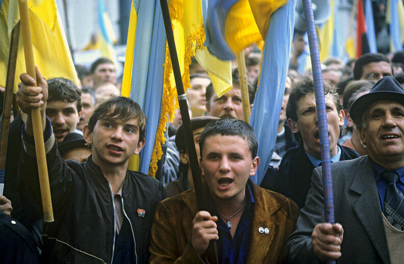 1 октября 1990. Участники митинга у здания Верховного Совета Украины против нового Союзного договора. Фото из свободных источников.