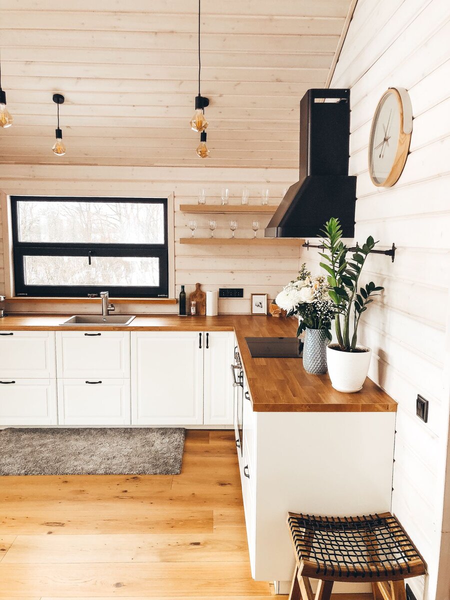 Белые фасады, чёрные детали, деревянная столешница