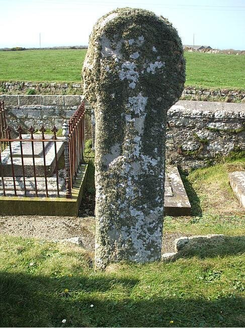 Крест, установленный к северу от западной башни церкви Святого Сеннена. Обратная сторона. https://www.megalithic.co.uk/article.php?sid=16156