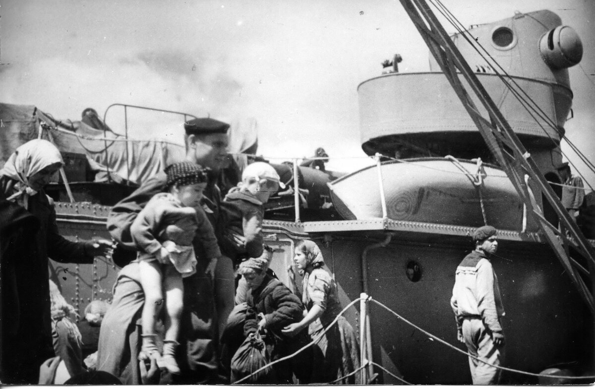 Лидер Ташкент оборона Севастополя. Экипаж лидера эсминцев "Ташкент" 1942. Эвакуация из Севастополя 1942. Лидер Ташкент Севастополь 1942 год