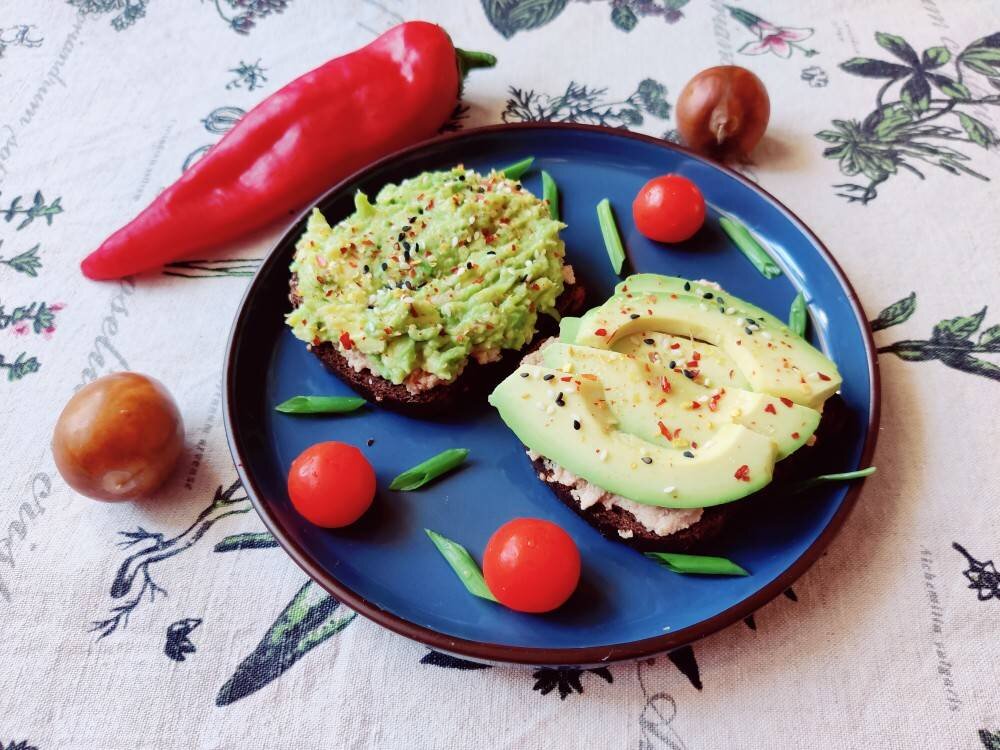 Бутерброды с икрой трески, сыром и томатами 🍅