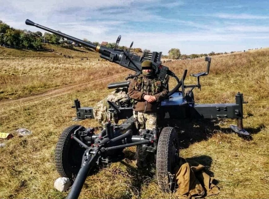 Bofors. Поставка из Швеции. 40мм зенитка. Сама не ездит, поэтому лёгкая мишень. А ещё надо покупать БК  т.к. ВСУ использует совсем другие калибры