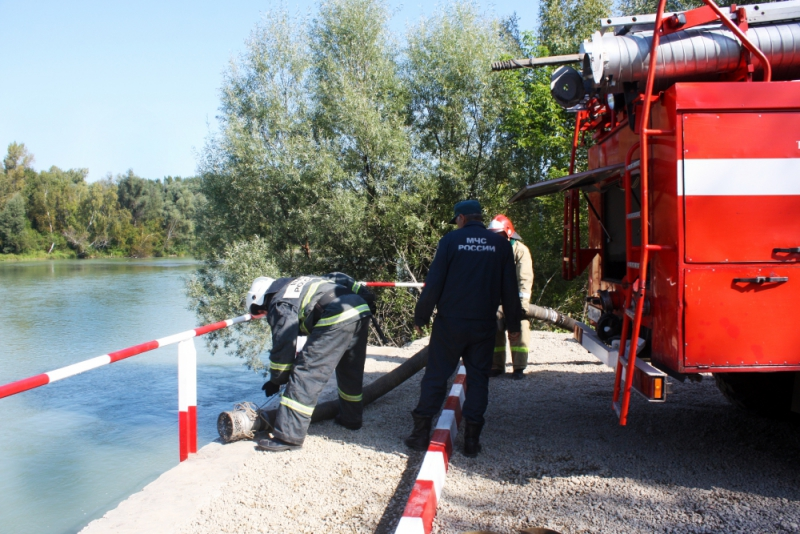 Пожарный водоем автомобиль. Забор воды из водоема пожарной машиной ЗИЛ 131 АЦ 40. Пожарный Пирс. Забор воды пожарной техникой. Забор воды из пожарного водоема.