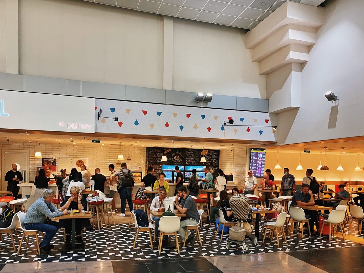 в зале ожидания аэропорта города Белград