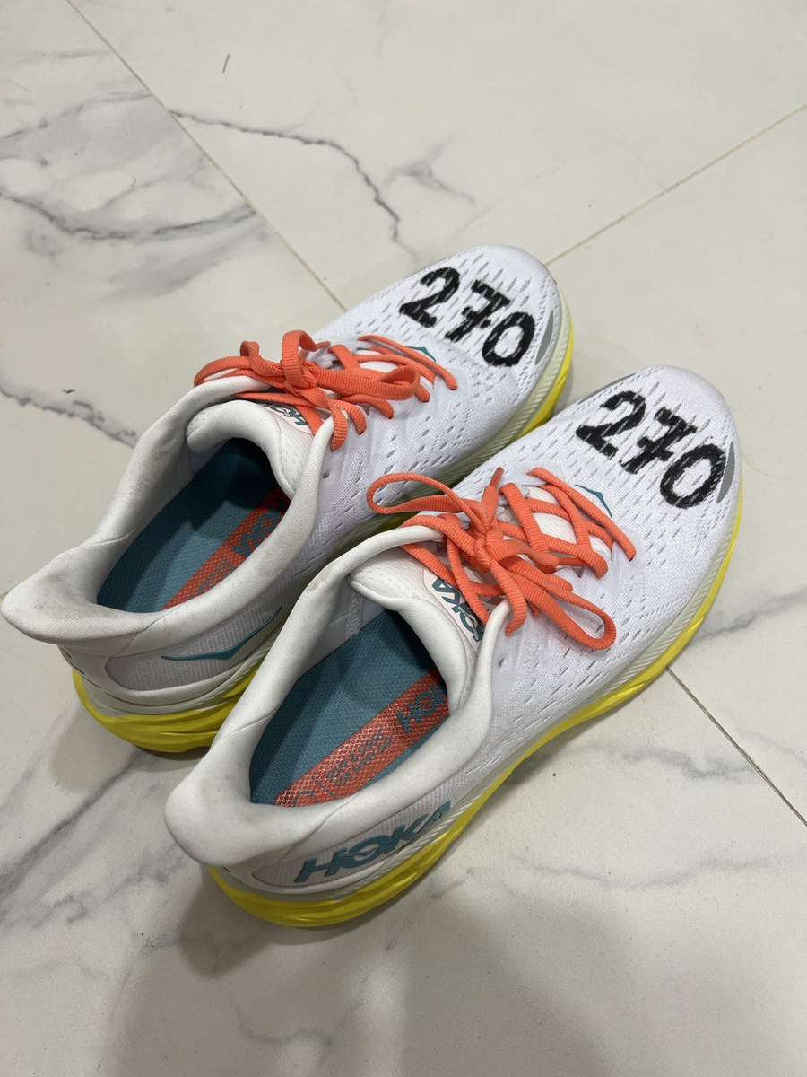 Кроссовки HOKA Clifton 8, которые Сергей выбрал для суточного забега. На кроссовках - цель в 270 км за 24 часа.