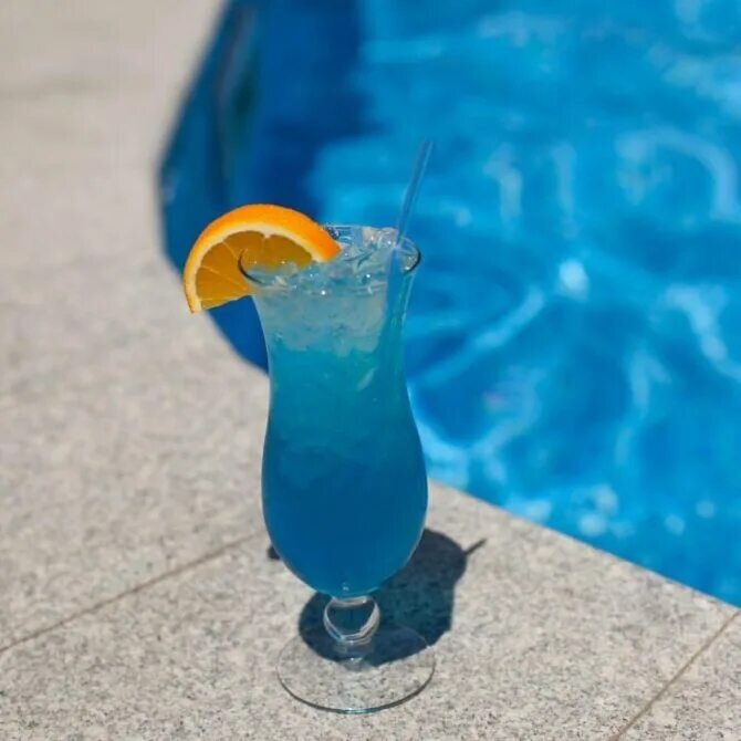 Алкогольный коктейль «Голубые Гавайи»