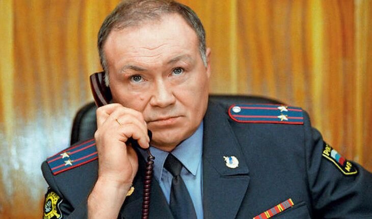 Юрий Кузнецов а роли подполковника Петренко ("Мухомор")