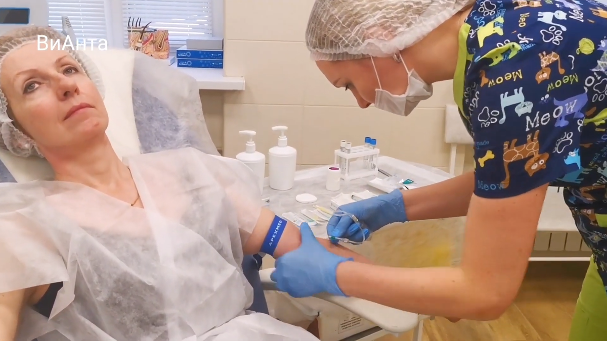 Забор крови у пациента для приготовления плазмы с факторами роста Эндорет