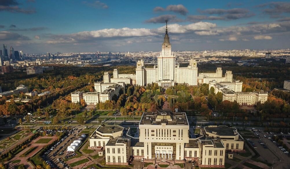 Биологический факультет спрятался в деревьях :-) Он расположен сбоку от главного здания