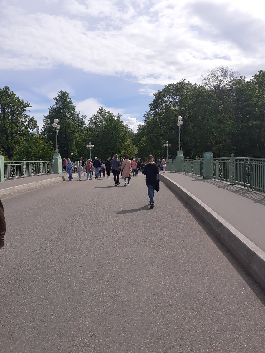 Вход в парк со стороны Приморского проспекта. Мост через Большую Невку. 