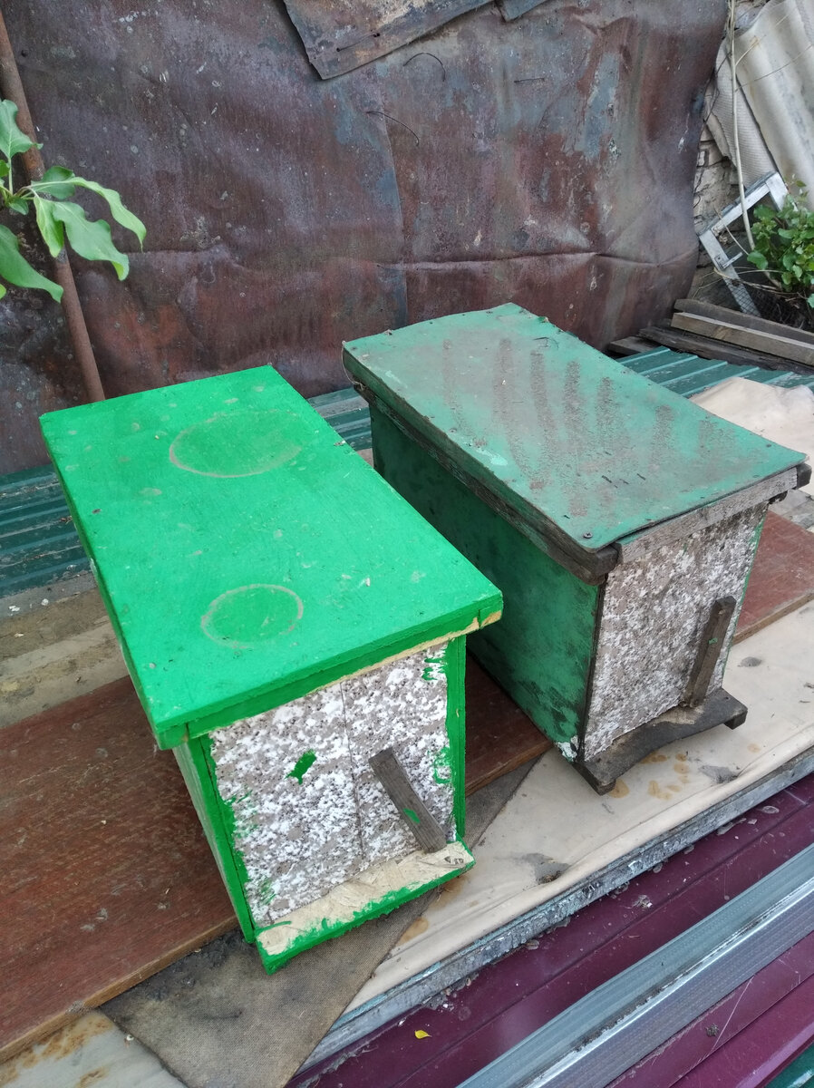 Справа ловушка из ДВП на 6 рамок, слева модифицированная модель из ОСП на 7 рамок