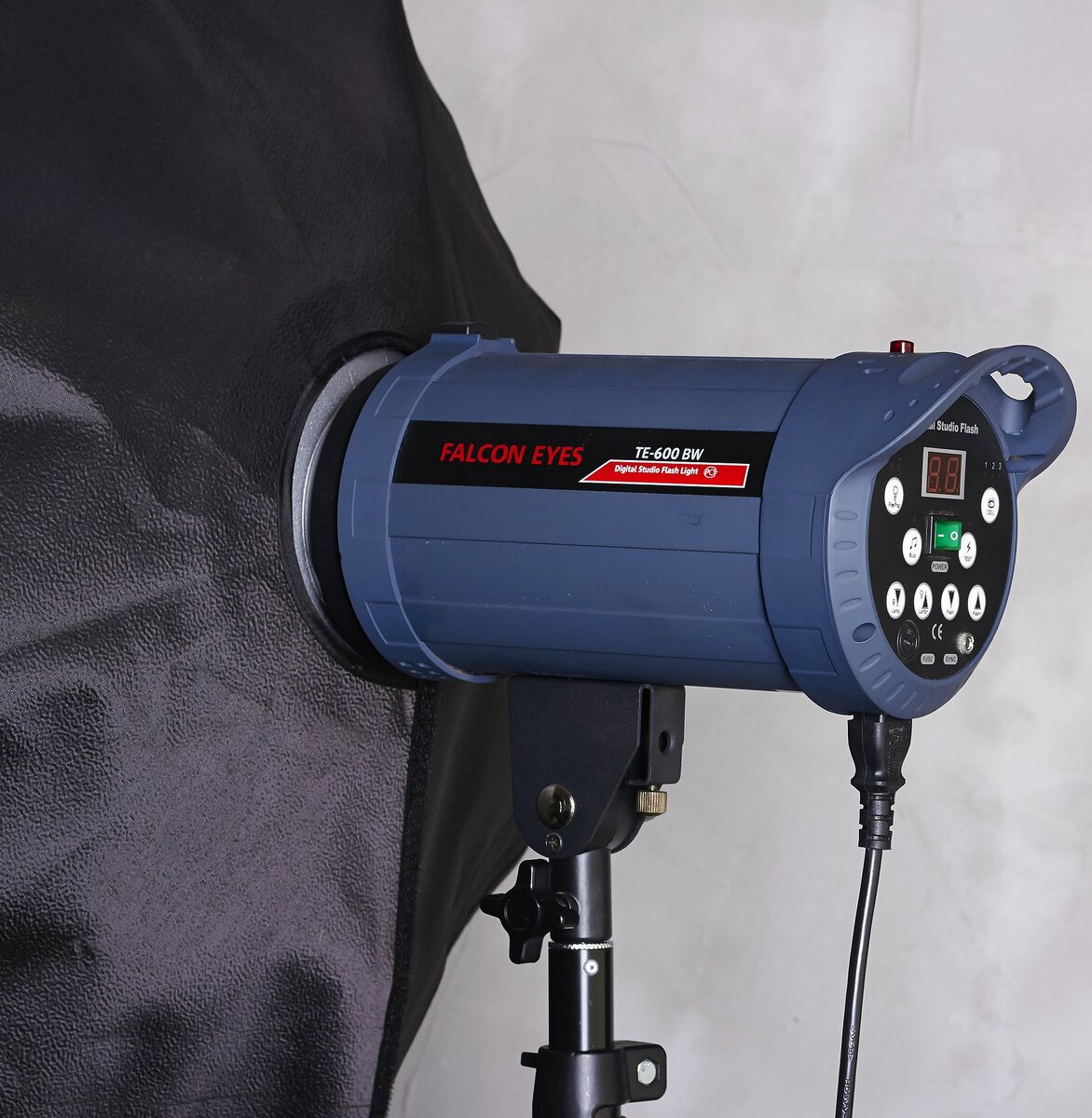    Моноблок Falcon Eyes c закреплённым на нём софтбоксом / wikimedia.org