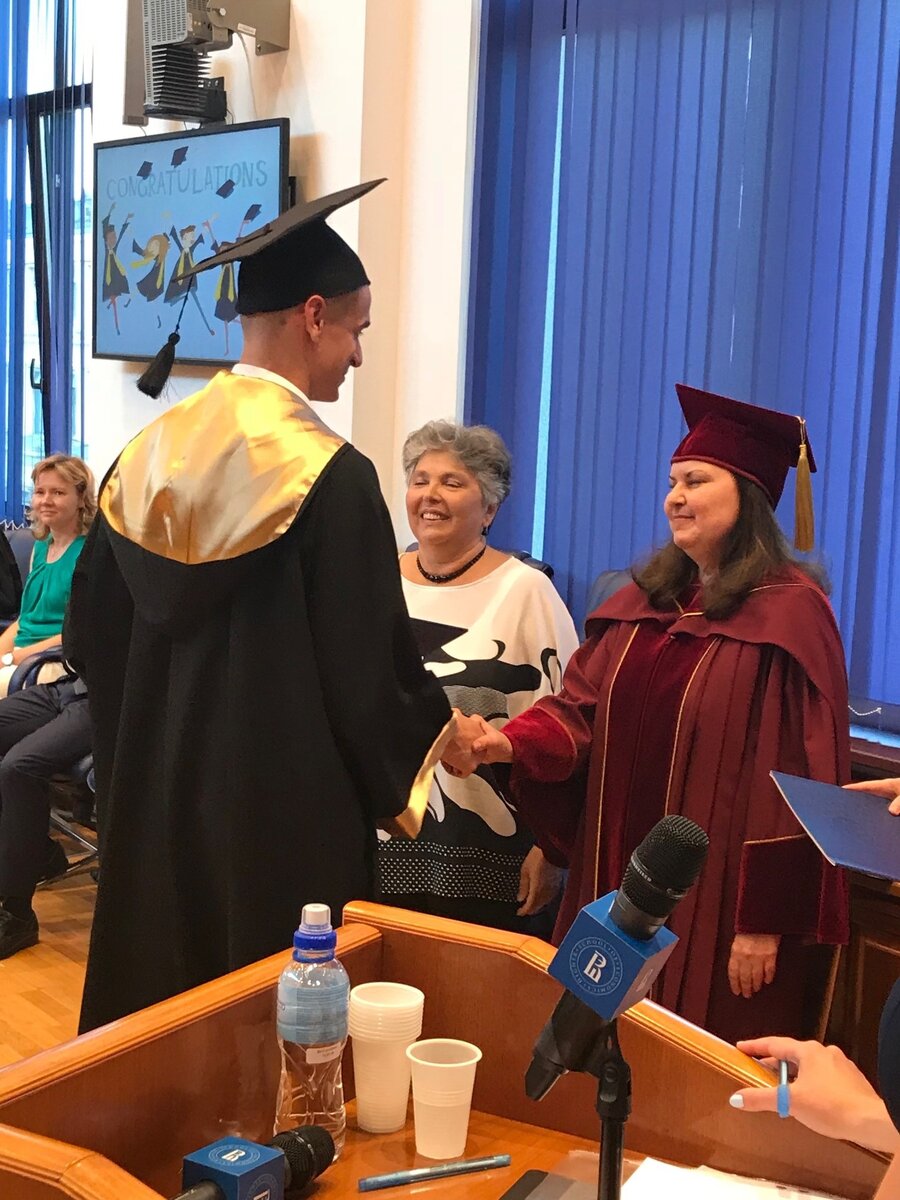 Счастливый я получаю диплом магистра