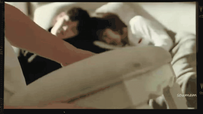 Гиф/ Он уже спит с ней, когда она "наклюкается" и утром ничего вспомнить не может. Или помнит.