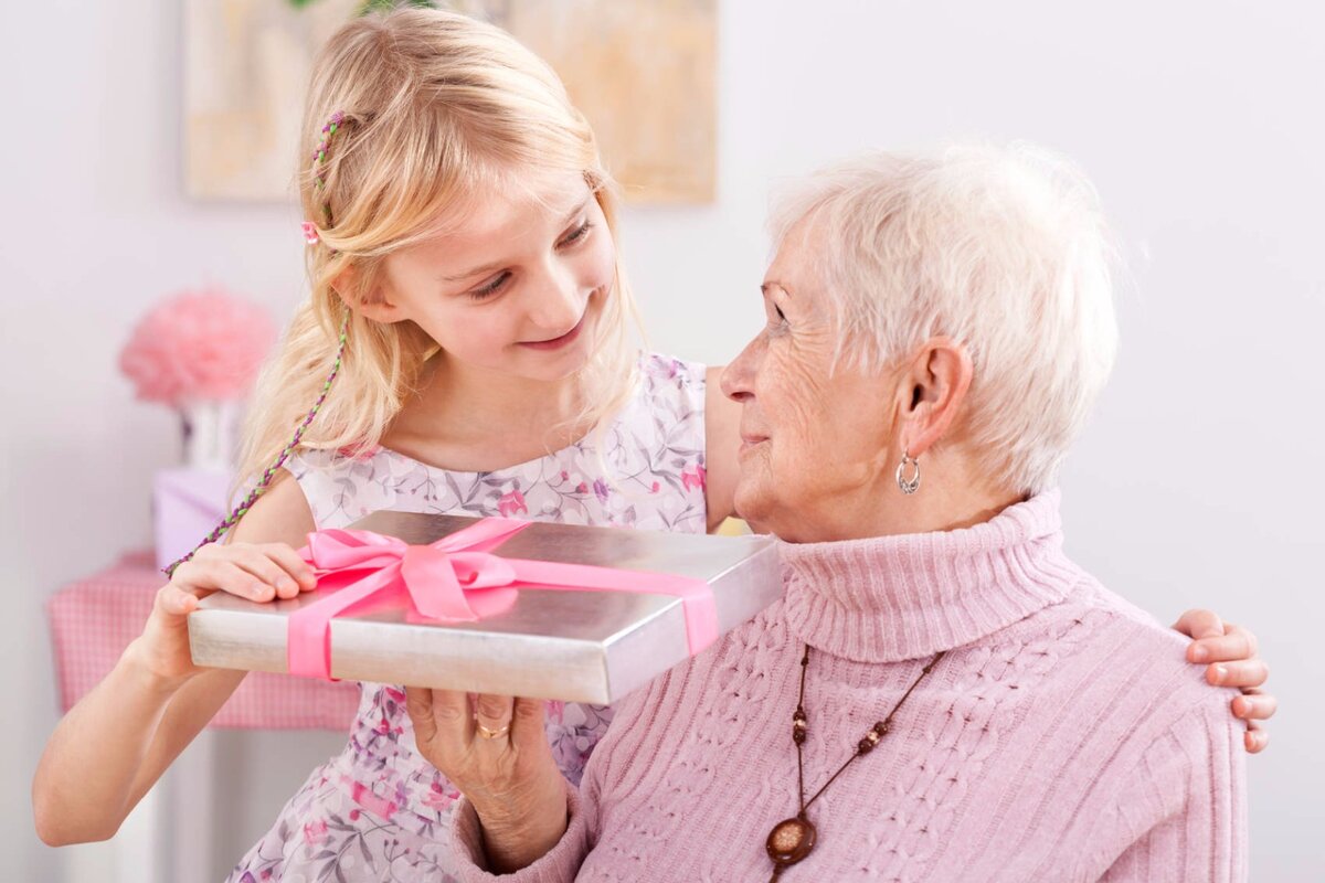Что подарить любимой бабушке - ТОП подарков для бабули