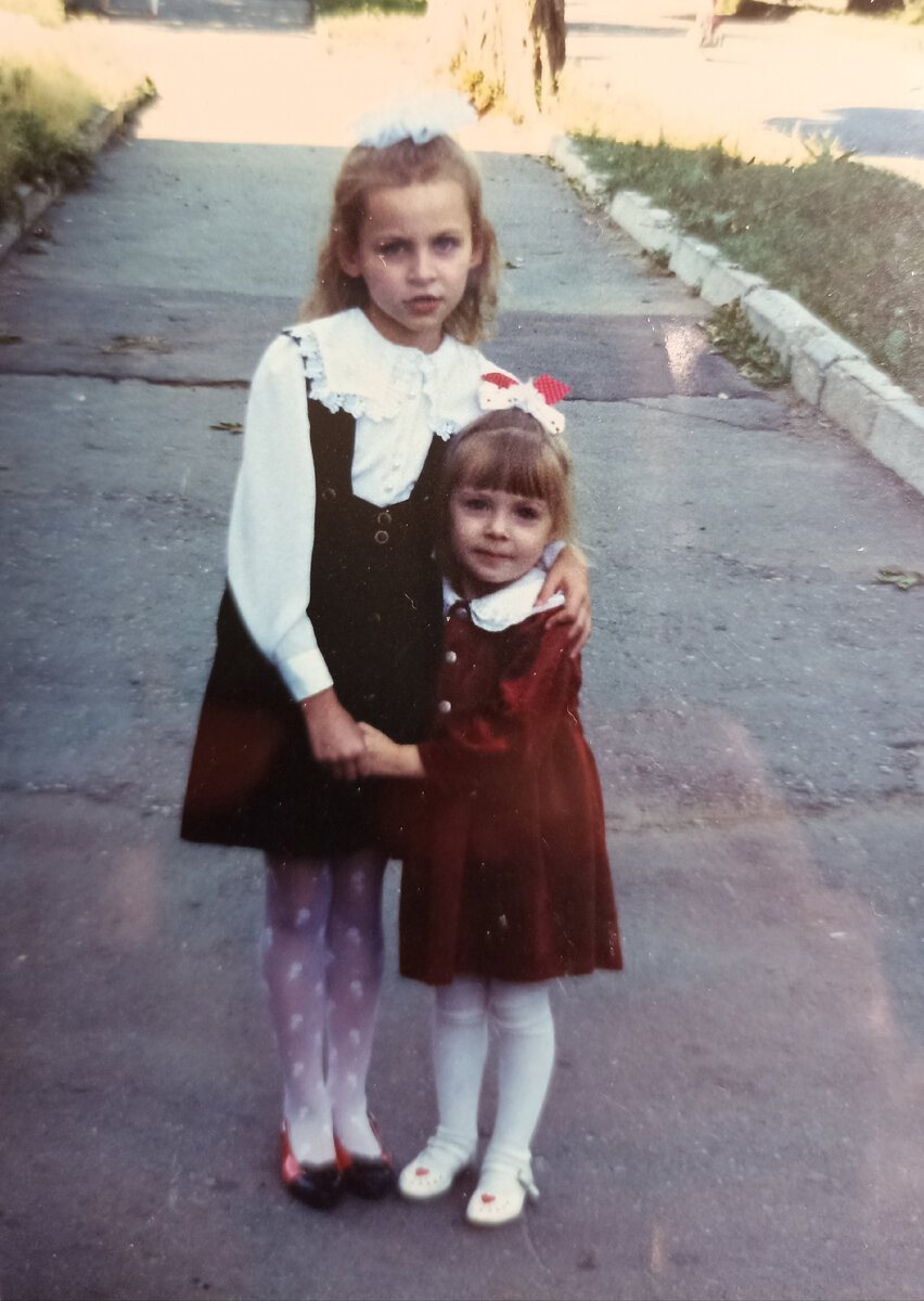 Моя любимая детская фогография. Я иду в первый класс, сестре 3 года. Хоть она уже давно выросла, но для меня она всегда останется такой крошкой, как на этом фото