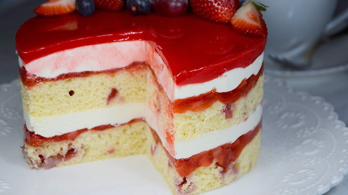 Сегодня будем готовить очень вкусный и яркий бисквитный торт с клубникой «Красное и Белое».-1-3