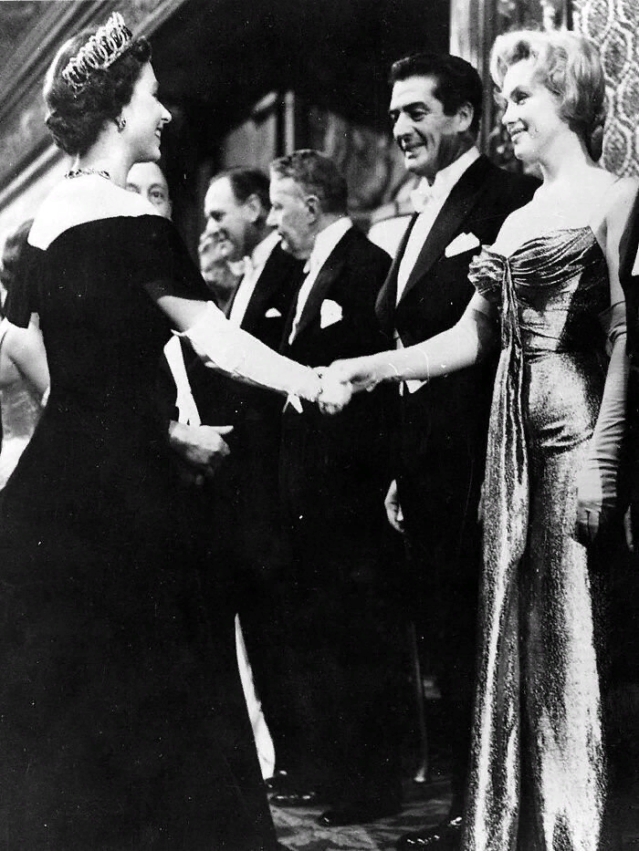 Мэрилин Монро и королева Елизавета родились в одном и том же году. На снимке обеим по 30 лет. Лондон, октябрь 1956 г. 