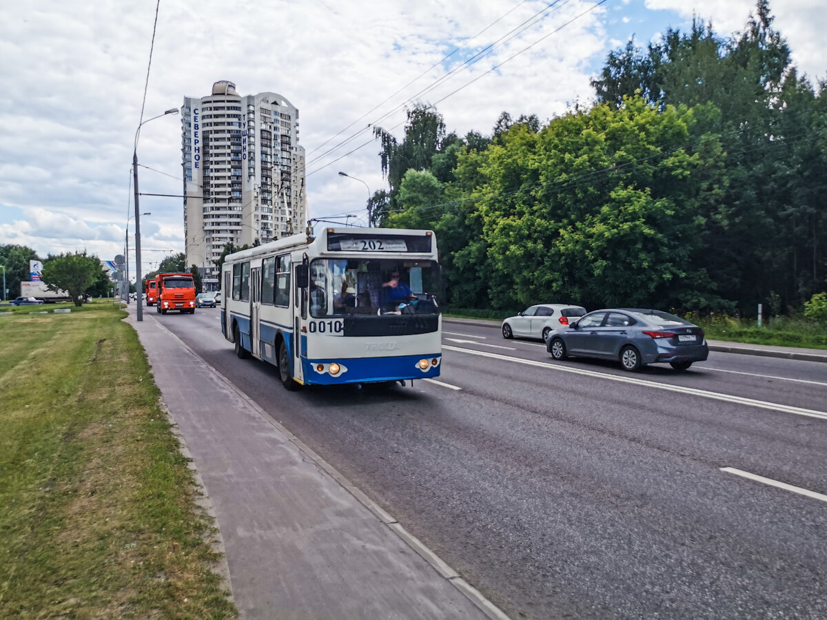 Троллейбус ЗиУ-682Г на улице Свободы на маршруте 202.