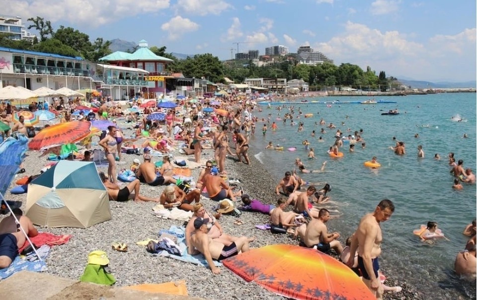     На пляже в Алуште в минувшие выходные яблоку было негде упасть Ольга АВЕРЬЯНОВА
