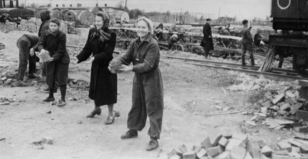 Ида Шарыпова (крайняя справа) с подругми, студентками Ленинградского университета на воскреснике во время строительства Ленинградского метро. Неизвестный автор, 1955 год, г. Ленинград, из архива Шарыповых – Афанасьевых.