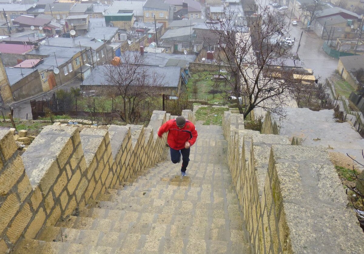 Спринтерские забегания по лестнице у крепости Нарын-кала в Дербенте.