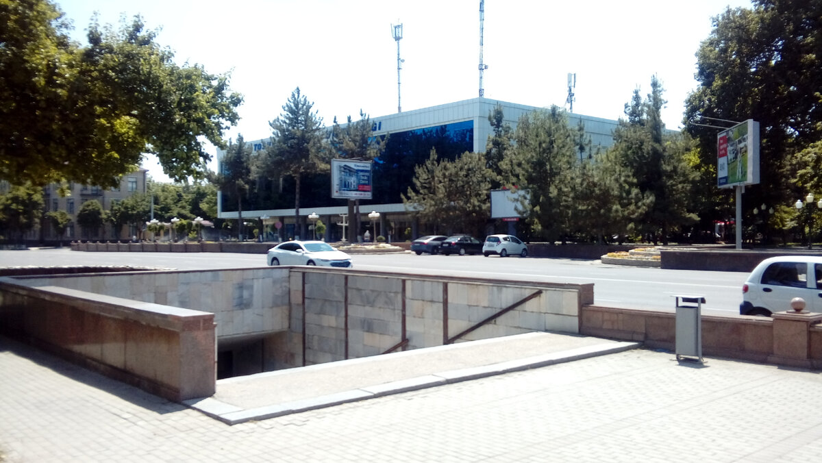 Помните у этого перехода слева сначала была будка с газированной водой, позднее в 70-е расположился стоящих в ряд автоматов, возле которых летом всегда стояла очередь. 