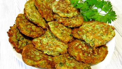 Очень вкусны такие кабачковые оладьи со сметаной. В сметану я часто добавляю чесночок, но это на любителя.