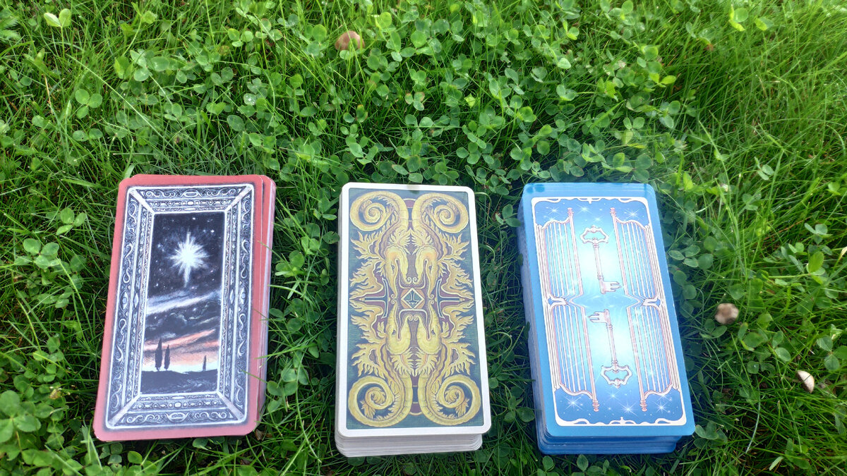 Слева-направо: первая колода- Таро возрождения, вторая колода-Мистическое таро, третья-78 дверей