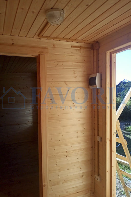 Пример открытой электропроводки в деревянном доме 6х6. Объект построен компанией «Фаворит» в Кстовском районе.