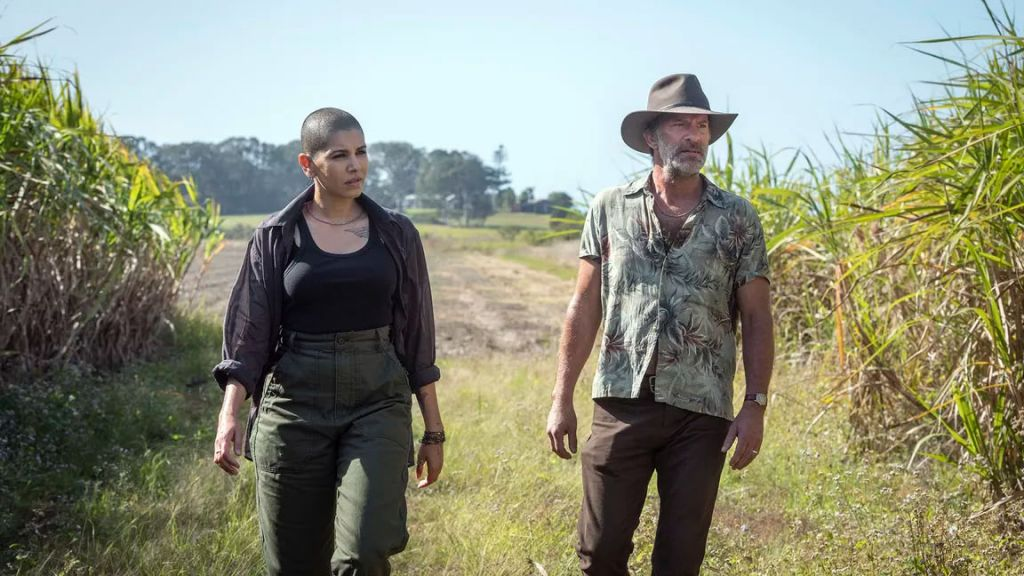 кадр из сериала "Багровое озеро"