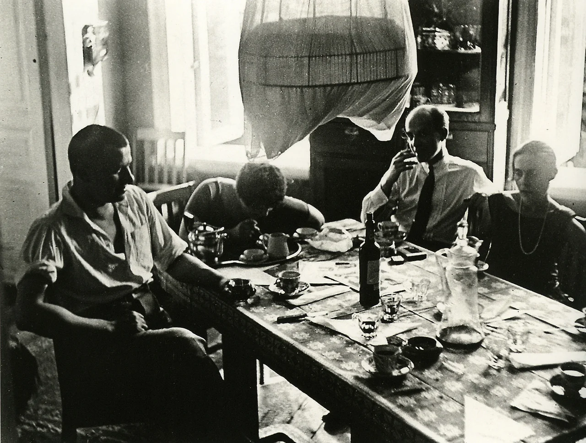 Владимир Маяковский, Варвара Степанова, Осип Бескин и Лиля Брик в квартире Бриков, 1928 год.