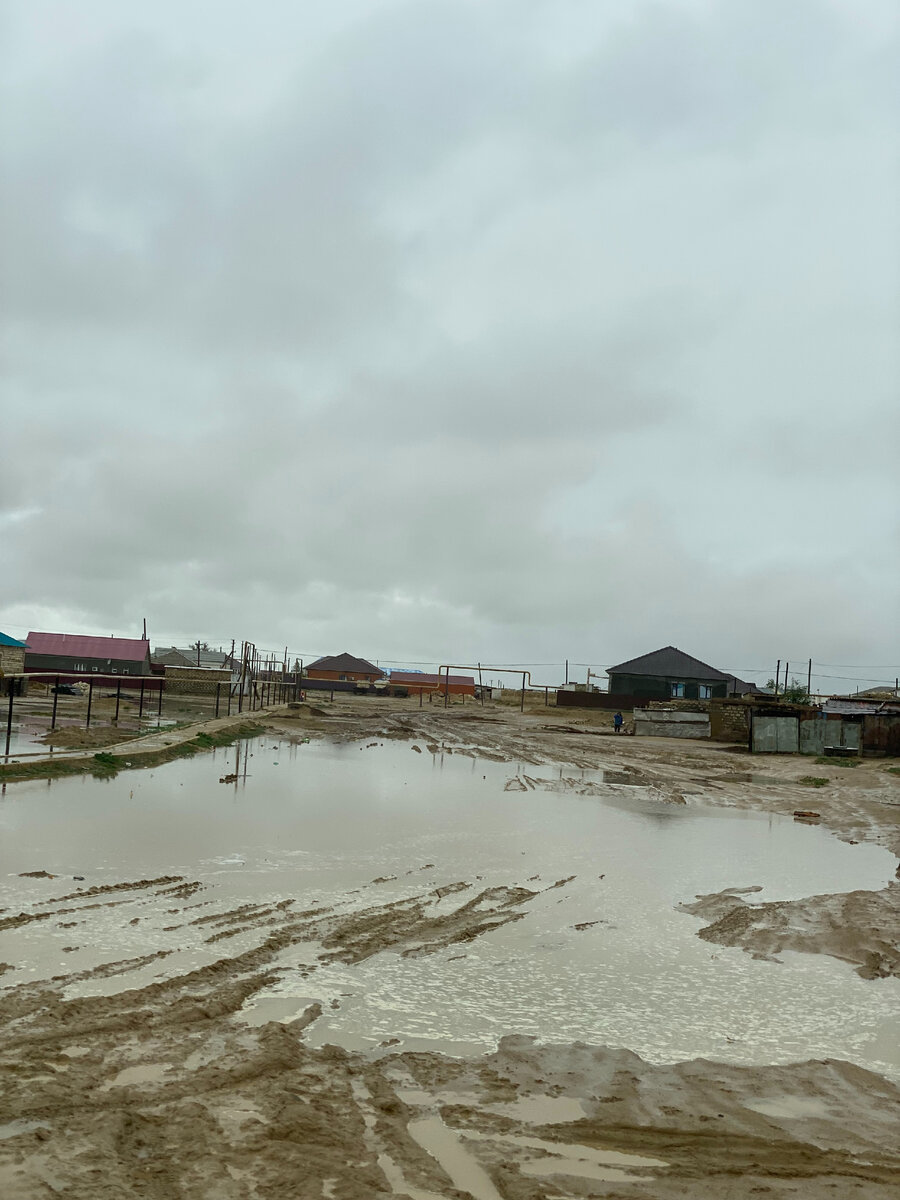 Тоска и уныние: как выглядит казахский аул среди нефтяных скважин ...