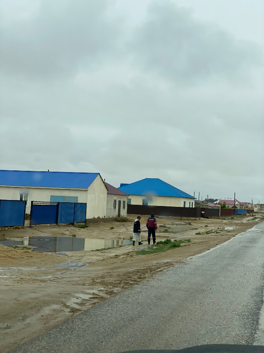 Тоска и уныние: как выглядит казахский аул среди нефтяных скважин ...