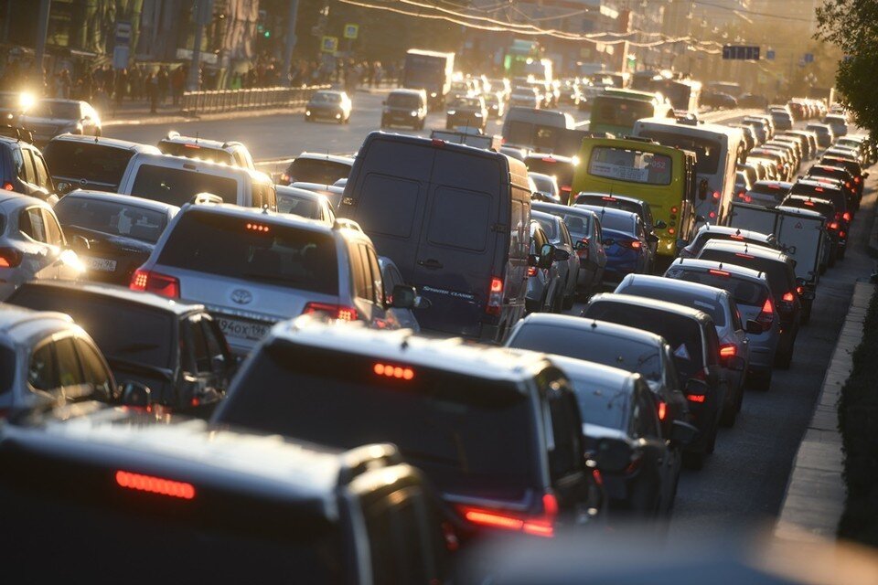     Затор образовался на трассе в Аксайском районе. Алексей БУЛАТОВ