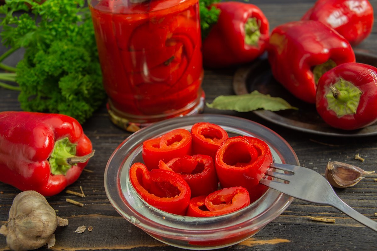 Заготовки лечо болгарского перца. Рецепт перца в томате. Томатный сок с перцем. Томатный сок с перцем. Рецепт перца в томате.