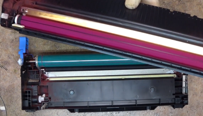 Фото 27. Вытягиваем ось так, чтобы перпендикулярный штифт оказался в месте, удобным для его извлечения