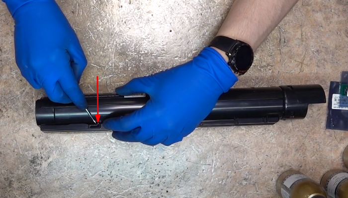 Фото 2. Фиксатор крышки выходного отверстия на картридже. На фото показан фиксатор с одной стороны. На противоположной стороне крышки имеется такой же фиксатор 