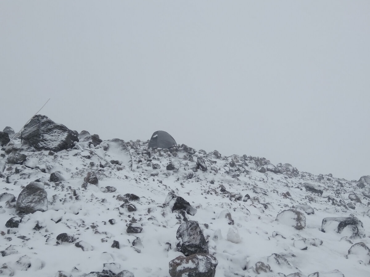 Жилье в палатке на высоте 4700 метров во время восхождения на Эльбрус