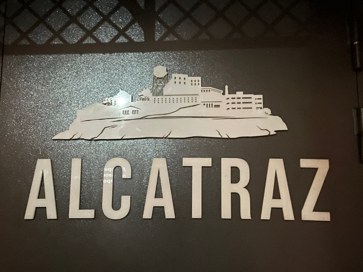 Вот такой стильный логотип у заведения. Внутри скромно, персонал весь запредельно добрый. И отличный звукорежиссёр! 