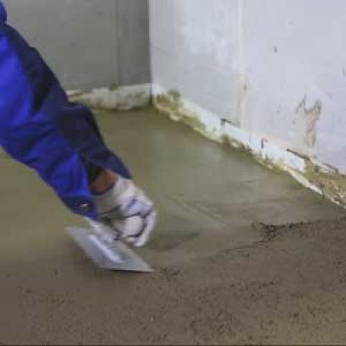 Для экономии времени, а также для получения более качественного раствора можно приобрести в магазине уже готовую сухую смесь. Соотношение песка и цемента в них примерно одинаковы: 1/3 идёт на цемент, а 2/3 – на песок. Если делать это своими руками, то ориентироваться нужно именно на эту пропорцию.