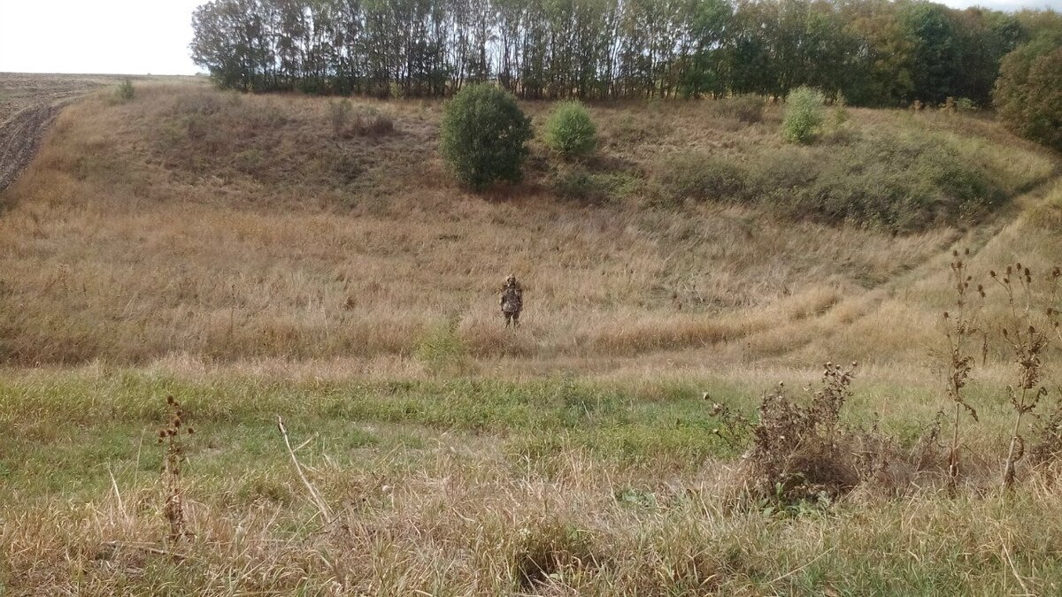 Боец стоит - его хорошо видно, т.к. он не в тени, хотя его камуфляж полностью соответствует местности.