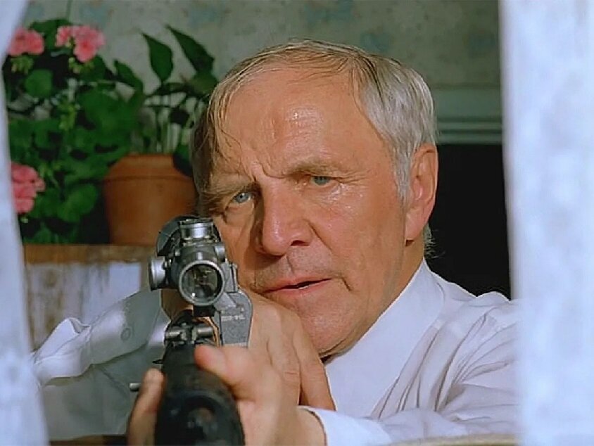 Кадр из фильма "Ворошиловский стрелок", 1999 г